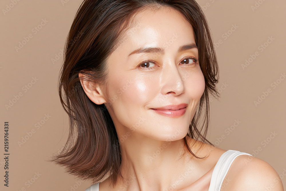 Fototapeta premium 日本人, 女性, 50代, 40代, ミドル, シニア, 美容, スキンケア, エイジングケア, 健康, ライフスタイル, 美人, ナチュラル, 清潔感, 透明感, 白背景, コピースペース, 広告素材, 信頼感, 微笑み, ウェルビーイング, 上半身, 視線, ポニーテール, 化粧品, エステ, 自己肯定感, オーセンティック, ポジティブエイジング, 日本, ウェルエイジング, サプリメント,