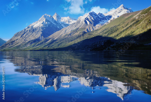 Quadro su tela Serene Tibetan Landscape with Snow Capped Mountains Reflected in a Calm Lake