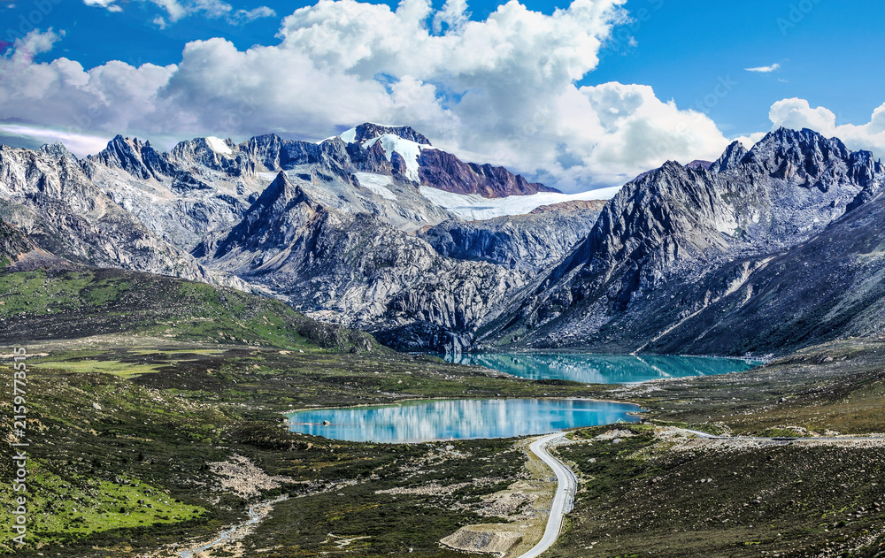 Naklejka premium Majestic Tibetan Plateau Landscape with Glacial Lake and Snow Capped Mountains