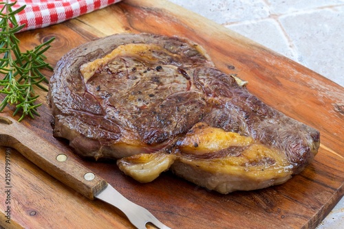 Côte de bœuf grillée sur une planche à découper