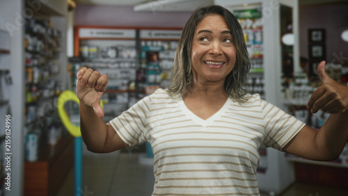 Foto Hispanic woman shows thumbs up and thumbs down gesture inside a retail building with smiling and pensive expressions in sequential frames; ambivalence