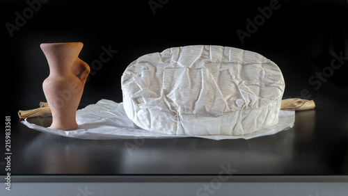 fromage moelleux de forme ovale sur fond noir