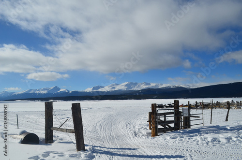 Obraz na plátne Tranquil Winter Scene with Snowy Mountains in Colorado