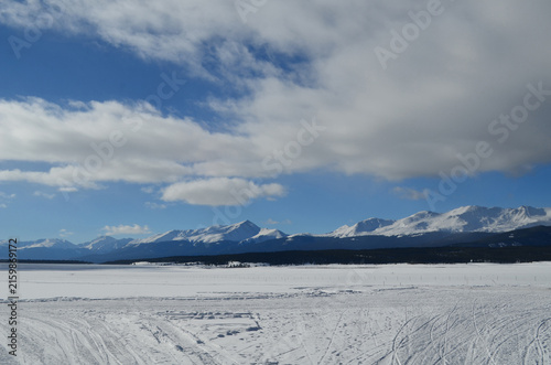 Foto Colorado Foothills and Mountains in Winter Snowfall