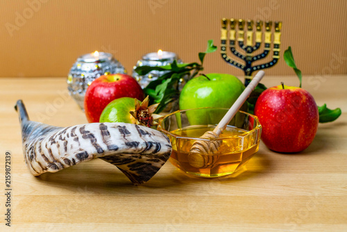 Canvas Print Rosh hashanah symbols with shofar, honey, apples, and menorah