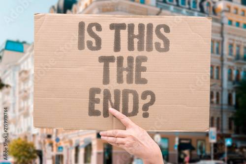 Fotografie "Is This The End?" Citizens question whether conflict will spiral beyond control