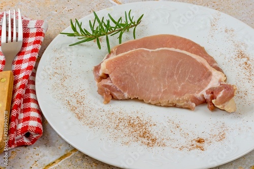 Côtes de porc désossées crues fraîches