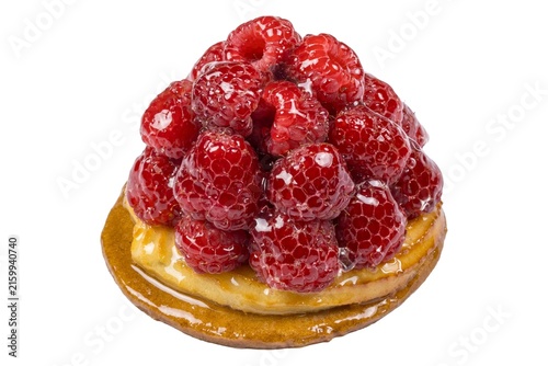 Tartelette aux framboises sur fond blanc