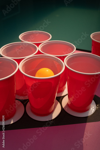 Fotografía Red beer pong cups with orange ping pong ball