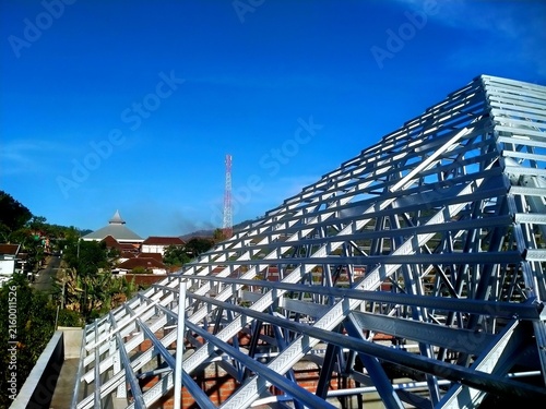 Lightweight Steel Roof Framework with Geometric Structural Pattern