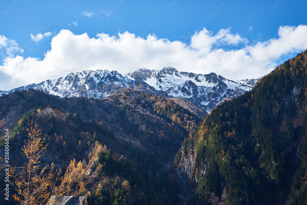 Fototapeta premium 富山県 黒部ダムからの秋の立山連峰