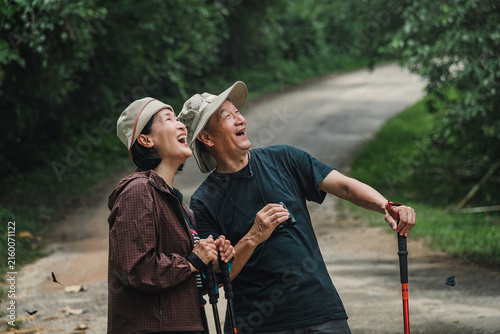 Foto Couple looking up with happy face while surrounded by butterflies on tropical fo