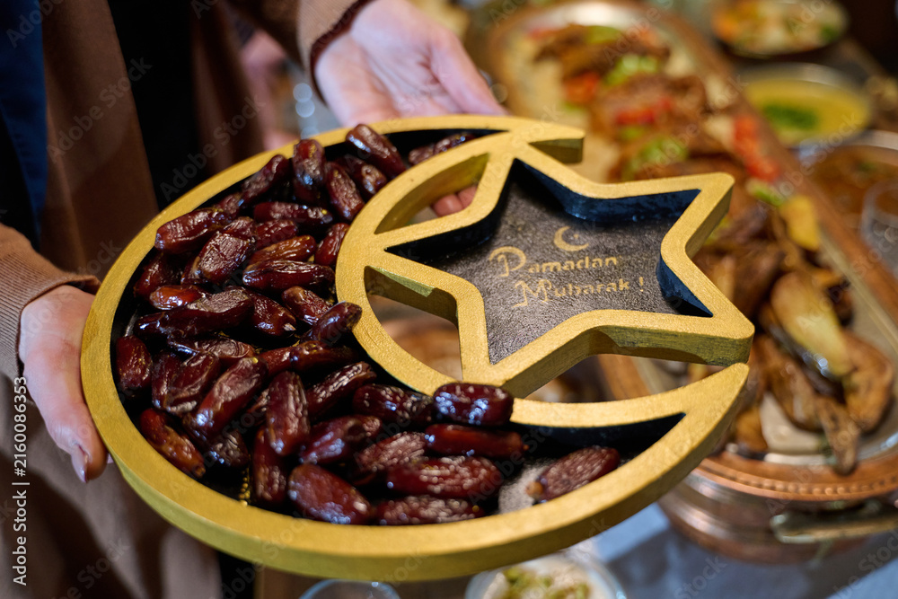 Naklejka premium Ramadan Dates Platter With Crescent Star Tray and Ramadan Mubarak Greeting For Iftar Celebration