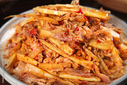 Foto Stir-Fried Pork with Bamboo Shoots in Farmhouse Style Dish - Traditional Asian C