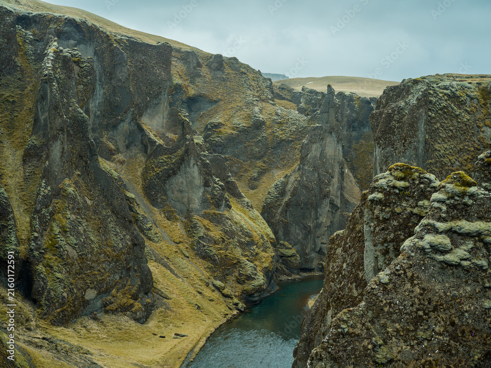 Obraz premium Moss-covered volcanic rock formations in Icelandic canyon