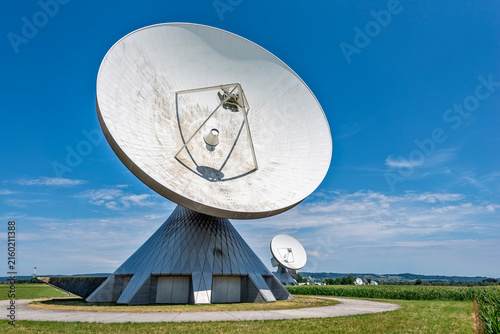 Eine der Parabolantennen der Erdfunkstelle Raisting in Bayern am Ammersee bei schönem Wetter, Bayern, Raisting, 14.07.2026