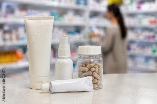 Productos de cuidado personal y medicamentos en una farmacia