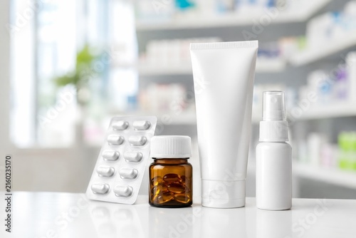 Diversos productos de salud en una mesa en una farmacia