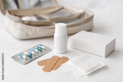 Botiquín con medicamentos y suministros médicos sobre una superficie clara