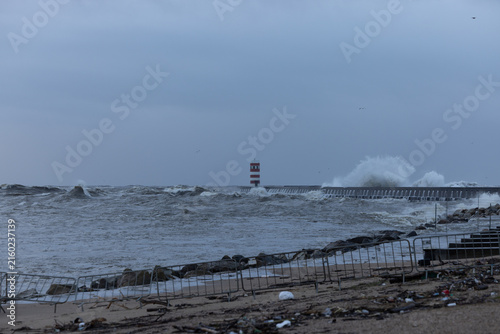 Farolim da Barra do Douro durante a tempestade Marta com ondas fortes