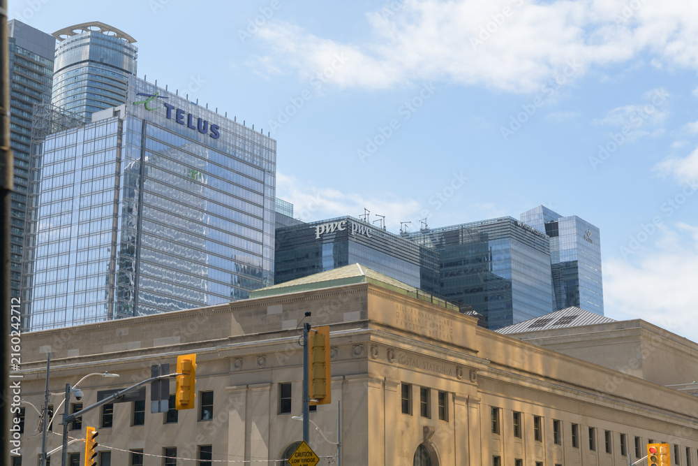 Fototapeta premium contrast of architectures: TELUS Harbour corporate office and historic Union Station complex, looking southwest from Bay and Front, Toronto