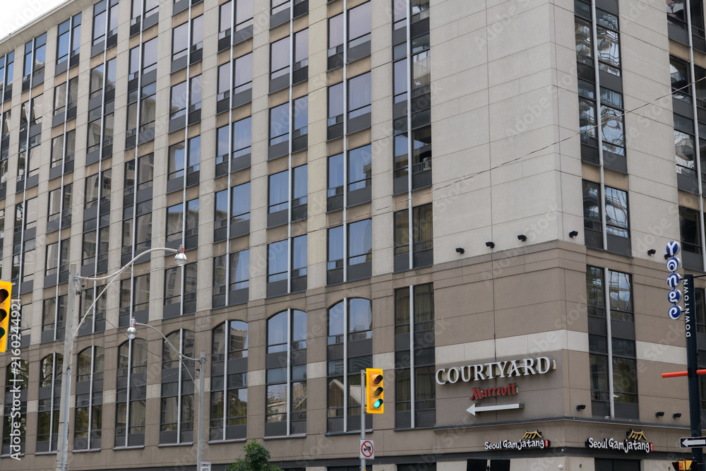 Naklejka premium exterior building facade and sign of Courtyard by Marriott, a three-star hotel, located at 475 Yonge St, Toronto