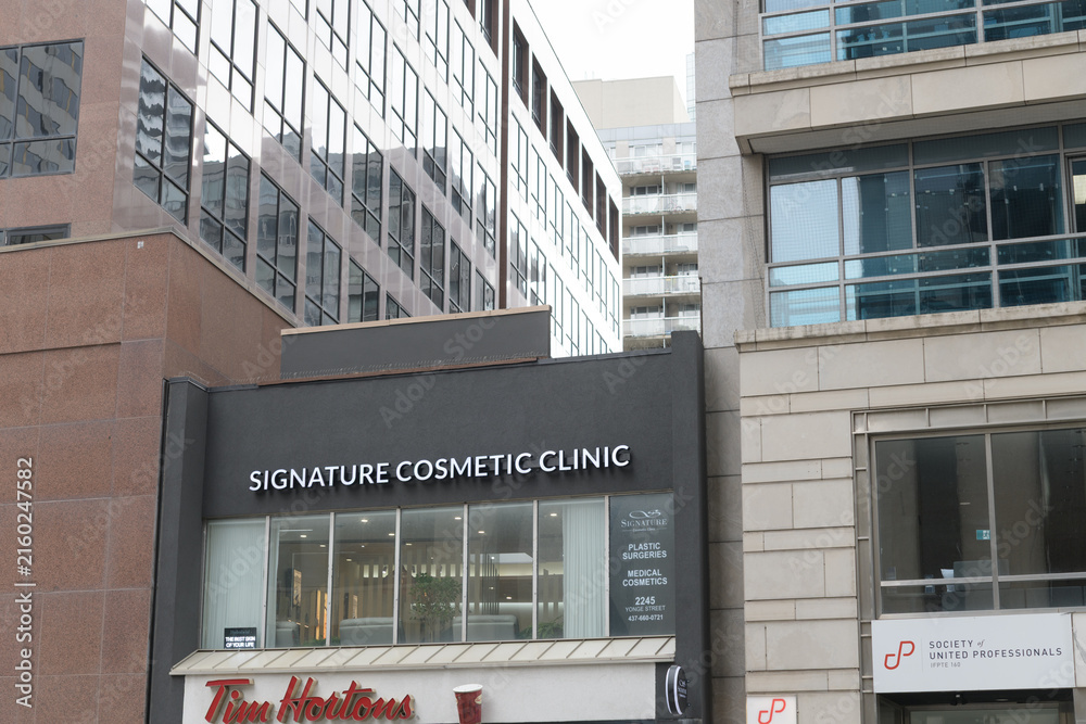 Fototapeta premium building facades and sign of Signature Cosmetic Clinic located at 2245 Yonge St, Toronto