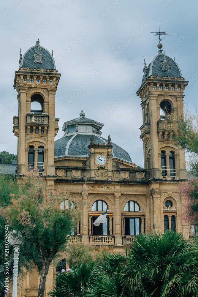 Fototapeta premium Alderdi Eder gardens and Town Hall of Donostia-San Sebastian, Spain