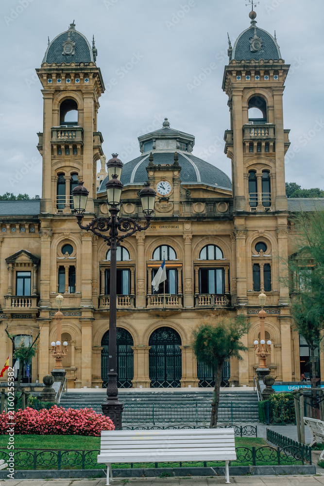 Fototapeta premium Alderdi Eder gardens and Town Hall of Donostia-San Sebastian, Spain