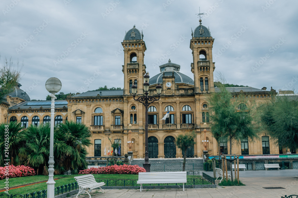 Fototapeta premium Alderdi Eder gardens and Town Hall of Donostia-San Sebastian, Spain