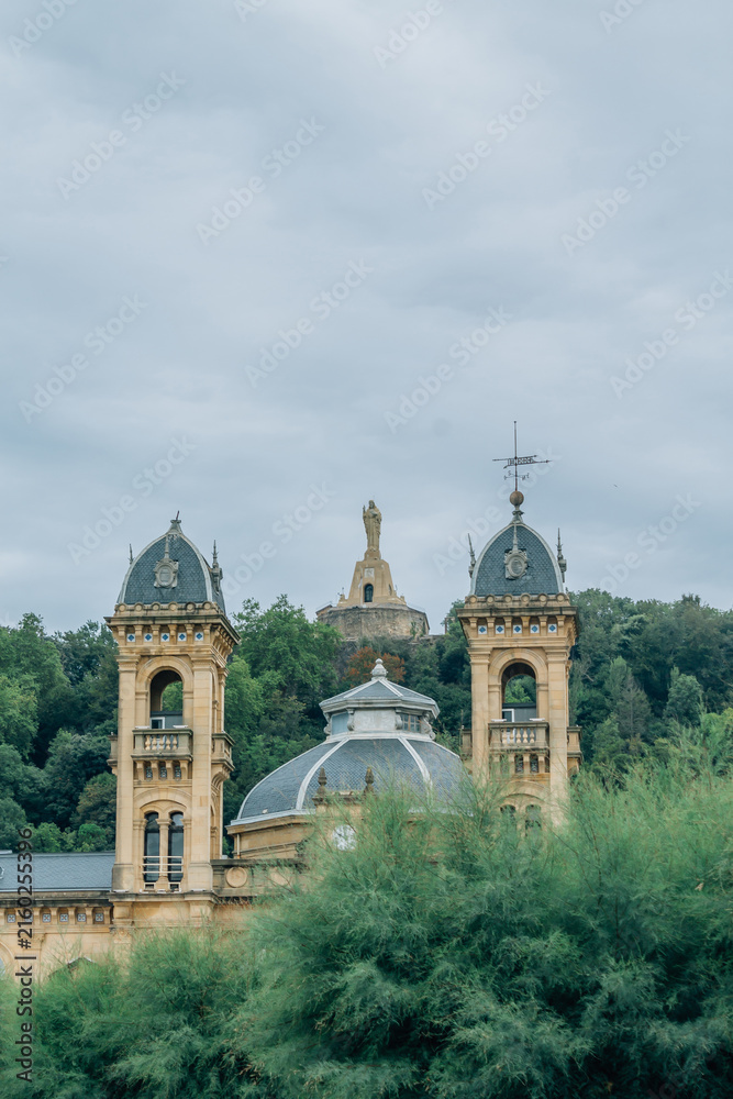 Fototapeta premium Alderdi Eder gardens and Town Hall of Donostia-San Sebastian, Spain