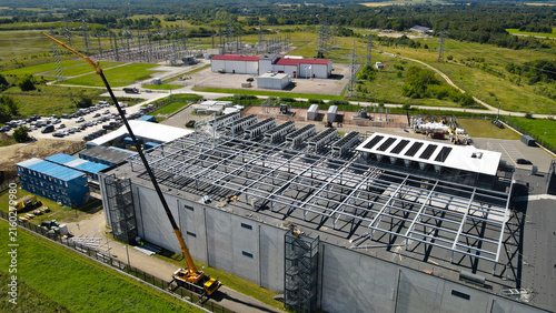 Fotografía Large data center building under construction with a crane