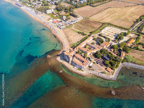 Quadro su tela Vista aerea del castello di Santa severa vicino a Civitavecchia a Roma