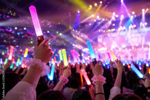 Plakat w ramie ライブ会場のペンライトの手元 生成AI