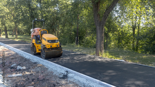 Cuadro en lienzo Small Road Roller Compacting Fresh Asphalt on New Path