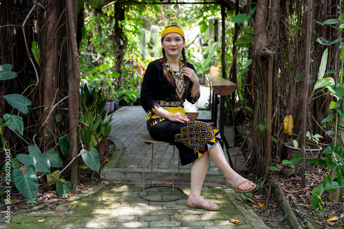 фотографія Portrait of Malaysian indigenous Dayak woman from Sarawak in Lun Bawang traditio