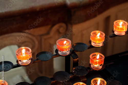 Fotografía Small candles burn as votive offerings during a church prayer