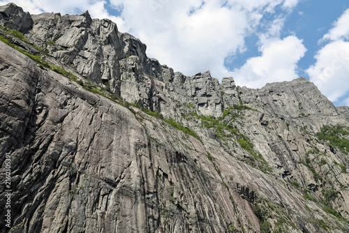Foto The upper part of the steep, high cliffs seen from Norway's Lysefjord near Stava