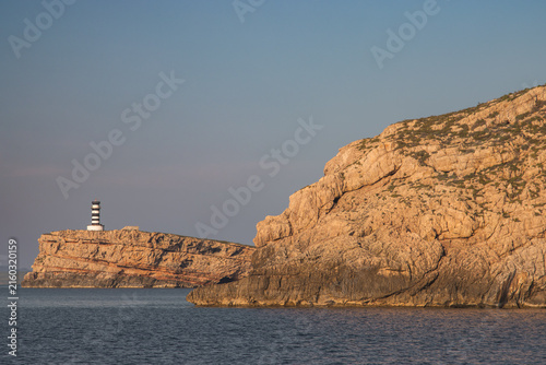Leuchtturm Far de na Foradada vor der Mittelmeerinsel Mallorca