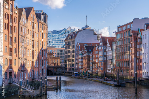Hamburgs Nikolaifleet mit Elbphilharmonie im Hintergrund