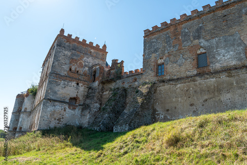 Fotografía Medzhybizh fortress defensive wall and ancient stone palace ruins in Ukraine
