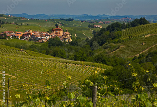 Piemont die Weinhügel um Barolo
