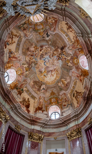 Fotografía A beautiful Christian painting with a religious motif on the chapel vault