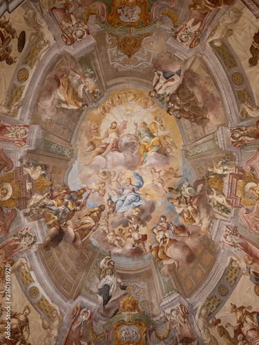 Fotografía A beautiful Christian painting with a religious motif on the chapel vault