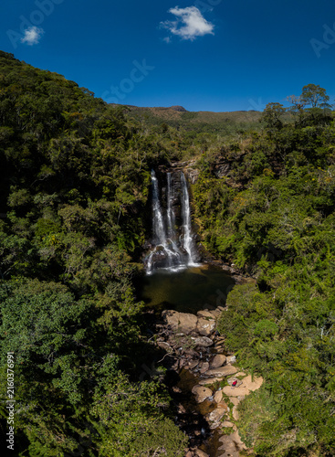 Bild auf Leinwand Cachoeira dos Garcias sob céu azul límpido, destaque do ecoturismo em Minas Gerais, Brasil