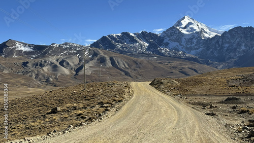 Canvastavla Estrada de terra no altiplano com o pico nevado Huayna Potosí ao fundo, Cordilheira Real, Bolívia