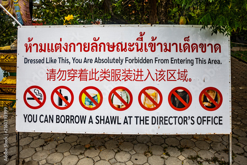 Canvas Print A warning sign about the dress code at the entrance to the Thai Buddhist temple