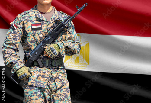 Cuadro en lienzo Egypt flag with soldier holding assault rifle