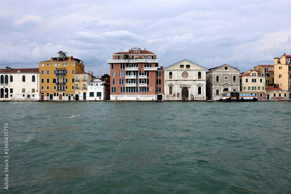 Obraz premium Uferpromenade Zattere in Venedig unter Wolken