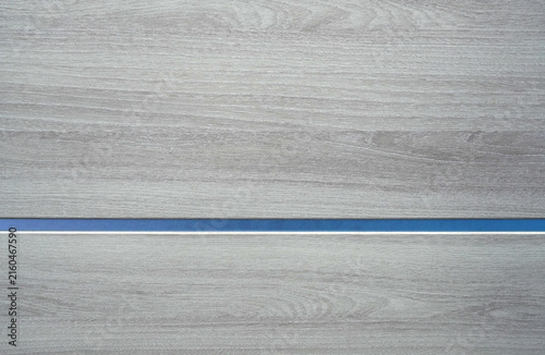 Canvastavla Light grey wood texture background with horizontal blue stripe inlay